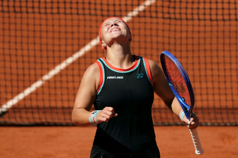 Diana Shnaider célèbre sa victoire contre Madison Keys, le 1er juin 2026 à Roland-Garros