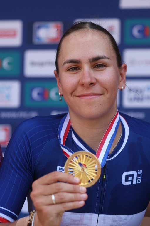 La coureuse cycliste française de la formation FDJ United-Suez Célia Géry célèbre sa victoire lors des championnats de France Elites Femmes de course en ligne à La Tour-du-Pin en Isère, le 27 juin 2026