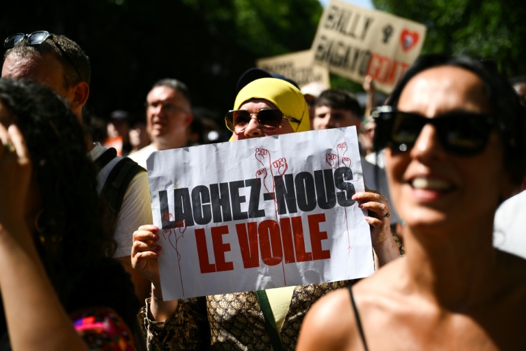 Une manifestante tient une affiche 
