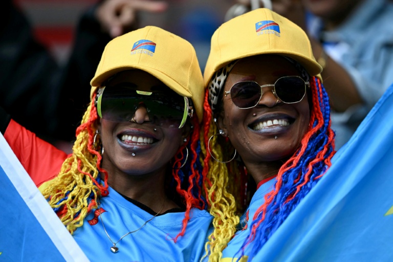 Des supportrices congolaises avant le match de préparation au Mondial face au Danemark, le 3 juin 2026 à Liège