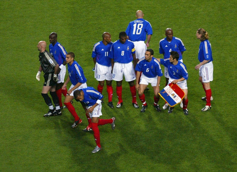 David Trezeguet (3e à partir de la gauche) et ses coéquipiers de l'équipe de France avant la défaite contre le Sénégal (1-0) en ouverture du Mondial-2002 le 31 mai 2002 à Séoul. 