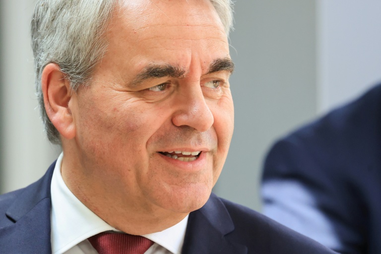 Le président de la région Hauts-de-France, Xavier Bertrand (LR), visite le Centre hospitalier universitaire (CHU) d'Amiens-Picardie, à Amiens, dans le nord de la France, le 8 juin 2026