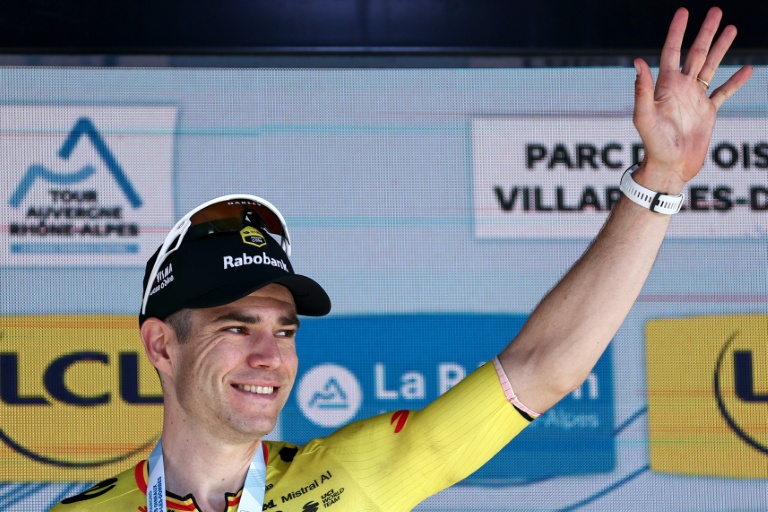 Le Belge Wout Van Aert (au centre, le doigt levé), après sa victoire lors de la 5e étape du Tour Auvergne-Rhône Alpe (ex Critérium du Dauphiné), le 11 juin 2026 à Villars-les-Dombes