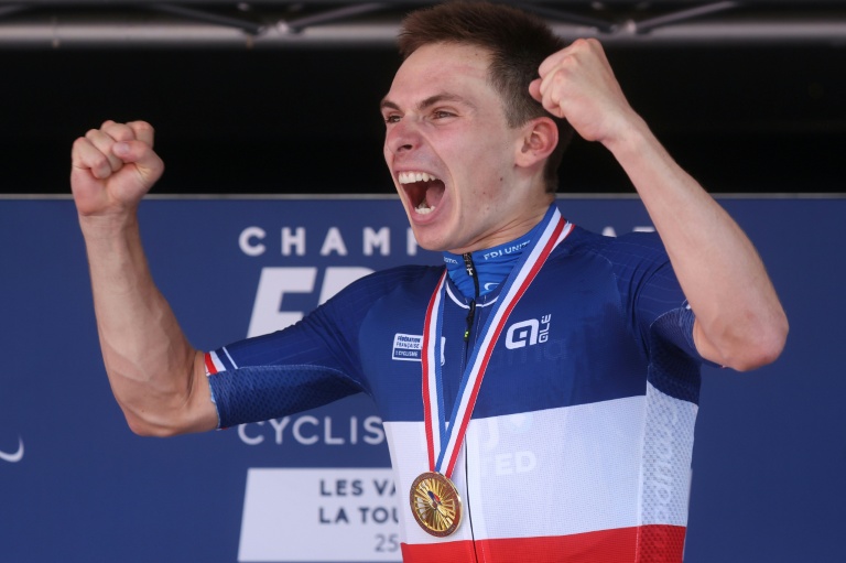 Romain Grégoire célèbre sa victoire au championnat de France de cyclisme sur route 2026 à La Tour-du-Pin, en Isère, le 28 juin 2026