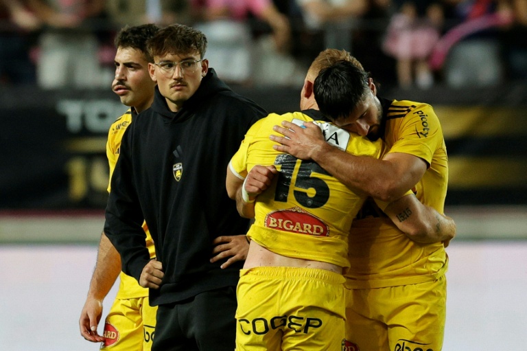 La détresse des Rochelais Jules Favre et Ihaia West (de dos) après la défaite contre le Stade Français dimanche en barrage de Top 14.