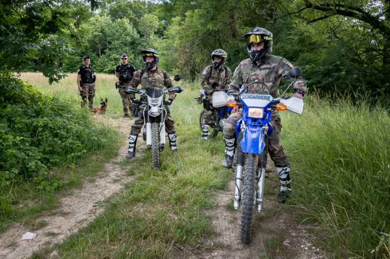 Forces de l'ordre françaises patrouillant à la frontière entre la France et la Suisse avant le sommet du G7 à Evian, le 11 juin 2026