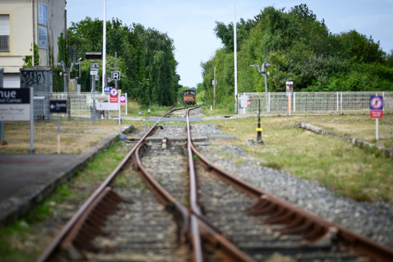 La locomotive le Tire-Bouchon entre Auray et Quiberon dans le Morbihan le 9 juin 2026