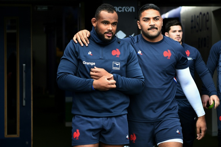 Jefferson Poirot (à gauche) et Peato Mauvaka arrivent à l'entraînement le 7 mars 2020 à Murrayfield à la veille d'affronter l'Ecosse dans le Tournoi des six nations, à ce jour la dernière apparition du pilier gauche en équipe de France