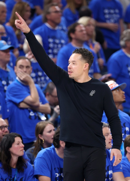 Mitch Johnson, l'entraîneur principal des San Antonio Spurs, au cours du match 7 de la finale de la Conférence Ouest de la NBA contre le Thunder d'Oklahoma City, à Oklahoma City, le 30 mai 2026