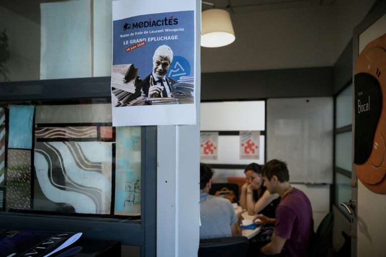 Des journalistes de Mediacités et des bénévoles examinent des notes de frais établies lorsque Laurent Wauquiez (LR) était président de la région Auvergne-Rhône-Alpes, dans les locaux de Mediacités à Lyon, le 18 juin 2026