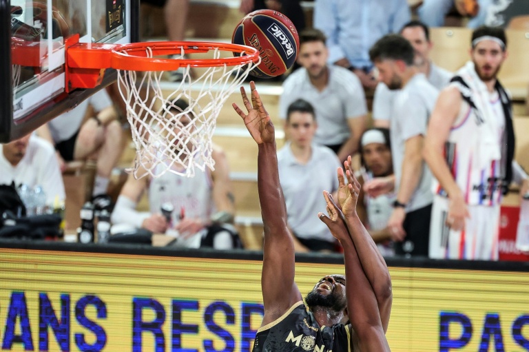 Le capitaine de Monaco Alpha Diallo monte au panier lors du match 5 de la finale du championnat contre Paris dans la salle Gaston-Médecin, le 21 juin 2026