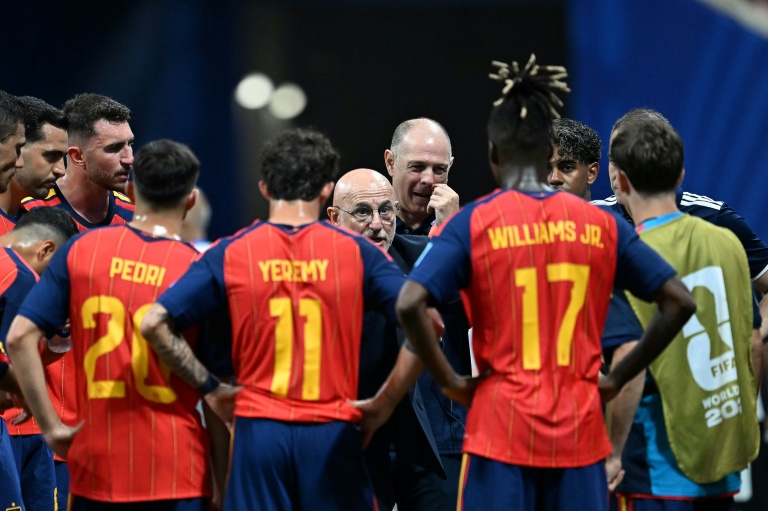 Le sélectionneur de l'Espagne Luis de la Fuente parle à ses joueurs durant la victoire contre l'Arabie saoudite à la Coupe du monde, le 21 juin 2026, à Atlanta