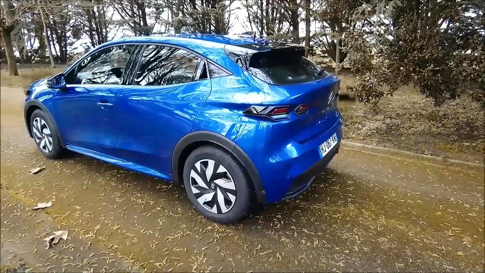 Renault Clio 6 TCe 115 bleue de trois-quarts arrière