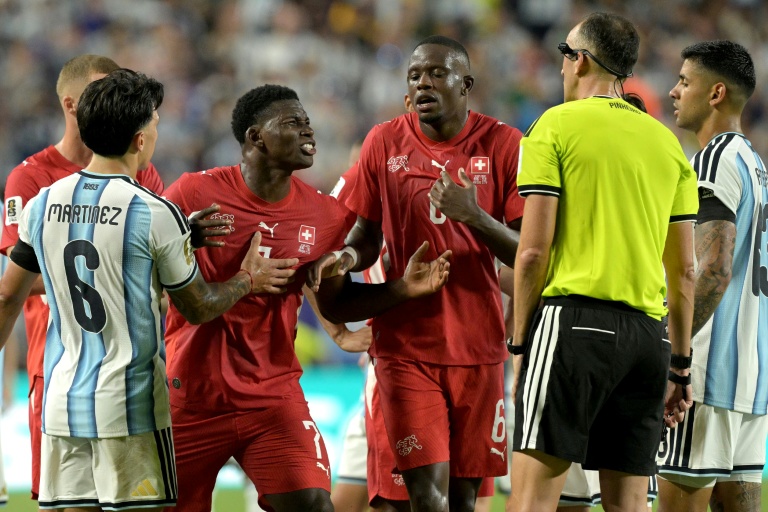 Le Suisse Breel Embolo (N.7) conteste son exclusion lors du quart de finale du Mondial face à l'Argentine, le 11 juillet 2026 à Kansas City
