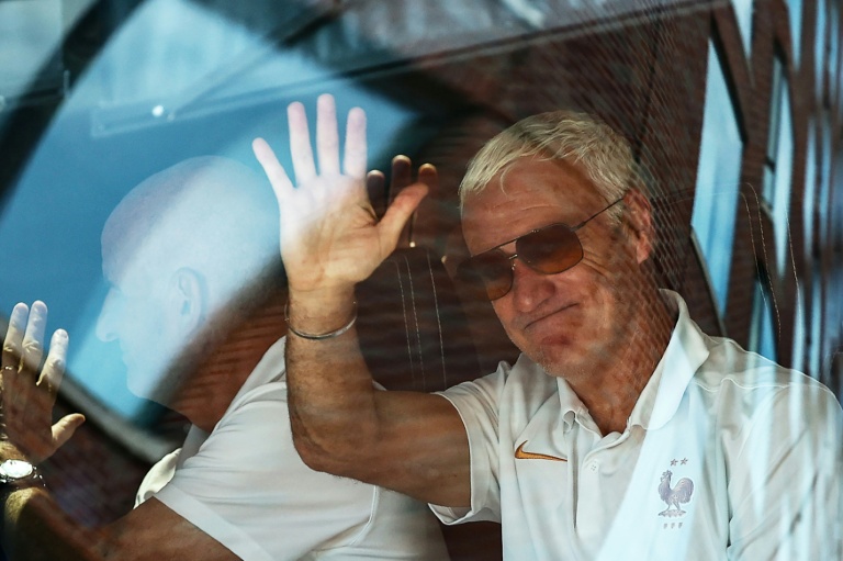 Didier Deschamps salue avant son dernier match avec l'équipe de France