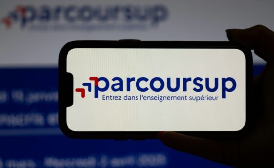Logo de Parcoursup sur un smartphone, plateforme d'admission à l'enseignement supérieur.