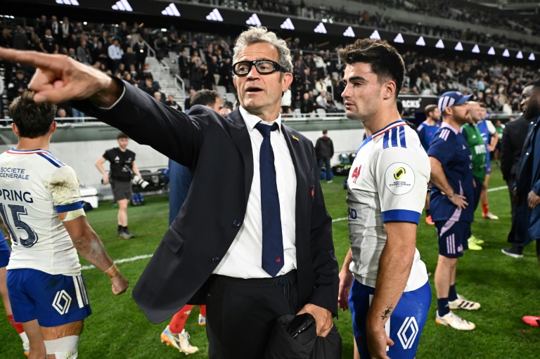 Le sélectionneur de l'équipe de France de rugby Fabien Galthié discute avec Nolann Le Garrec après la courte défaite contre les All Blacks le 4 juillet 2026 à Christchurch en Nouvelle-Zélande