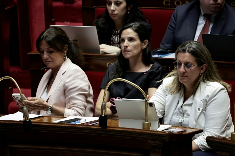 (g-d) Les co-rapporteures Nathalie Colin-Oesterle (Horizons), Marianne Maximi (LFI) et Perrine Goulet (Les Démocrates) assistent à l'examen du projet de loi relatif à la protection des mineurs à l'Assemblée nationale, le 15 juillet 2026 à Paris 