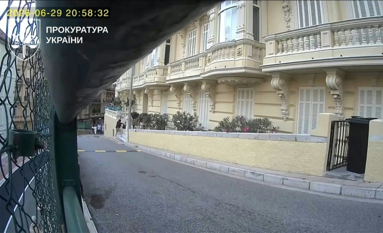 Image tirée d'une vidéo de surveillance du 29 juin 2026, publiée par le bureau du procureur général d'Ukraine le 17 juillet 2026, montrant une personne déposant un sac à l'entrée d'une résidence, quelques instants avant l'attentat au colis piégé survenu à Monaco qui a blessé l'homme d'affaires d'origine ukrainienne Vadim Ermolaev, sa compagne et son fils adolescent