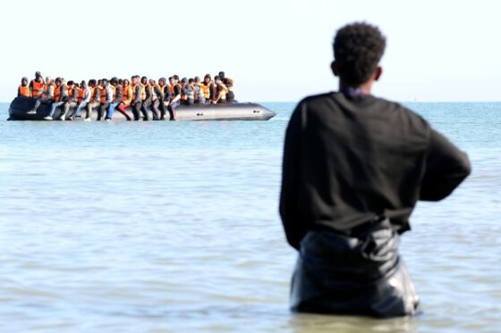Des migrants tentent de traverser la Manche sur un canot surchargé.