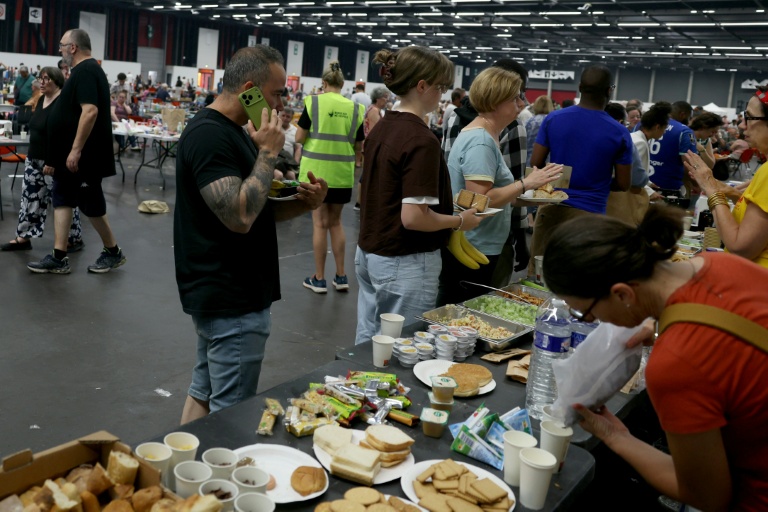 Des personnes évacuées à cause des incendies accueillies au Parc des Expositions de Bordeaux, le 25 juillet 2026