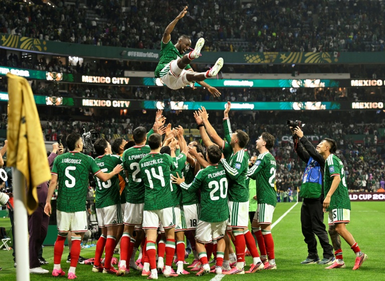 Les joueurs mexicains célèbrent leur victoire en seizième de finale de la Coupe du monde 2026 contre l'Équateur (2-0), dans un stade Aztéca survolté, le 30 juin 2026 à Mexico