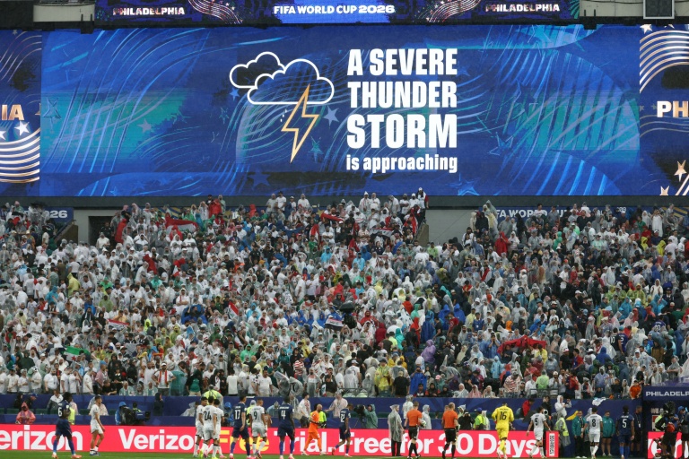 Avertissement concernant un orage en approche diffusé lors du match de la phase de groupe du Mondial entre la France et l'Irak, le 22 juin 2026 à Philadelphie