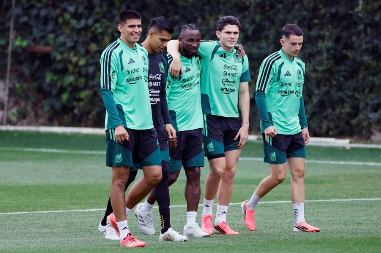 L'attaquant Julian Quiñones, au centre, à l'entraînement avant le 8e de finale du Mondial-2026, le 1er juillet 2026 à Mexico