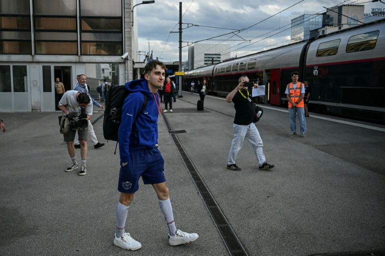 Paul Seixas arrive à la gare de Grenoble pour prendre le train spécial du Tour de France ralliant la capitale pour l'arrivée de la Grande Boucle, le 25 juillet 2026