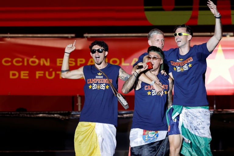 Les joueurs espagnols chantent avec leurs supporters, place de la fontaine de Cibeles à Madrid, le 20 juillet 2026