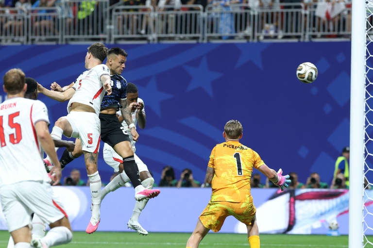 L'attaquant argentin Lautaro Martinez (au centre) marque de la tête le but de la victoire contre l'Angleterre en demi-finale de la Coupe du monde, le 15 juillet 2026 à Atlanta
