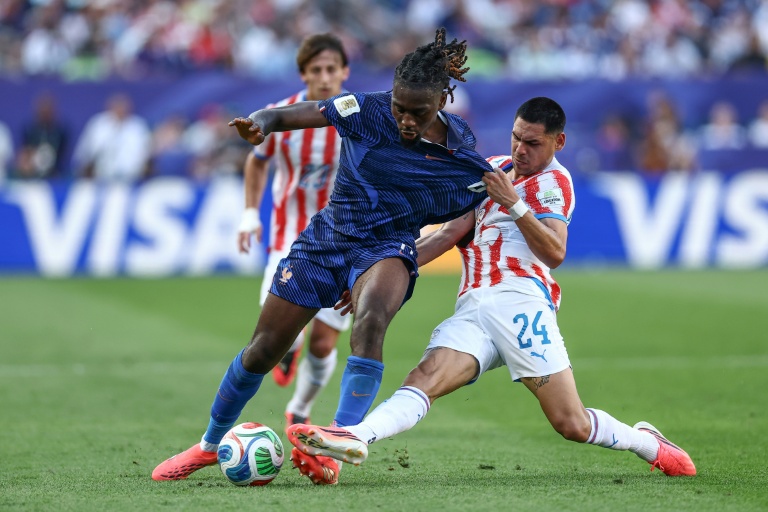 Manu Kone tente d'échapper au Paraguayen Gustavo Caballero lors de la victoire des Bleus en 16e de finale de la Coupe du monde, le 4 juillet 2026 à Philadelphie