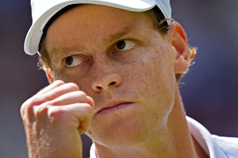 Le numéro un mondial Jannik Sinner durant sa victoire contre le Portugais Nuno Borges mercredi au deuxième tour du tournoi de Wimbledon.