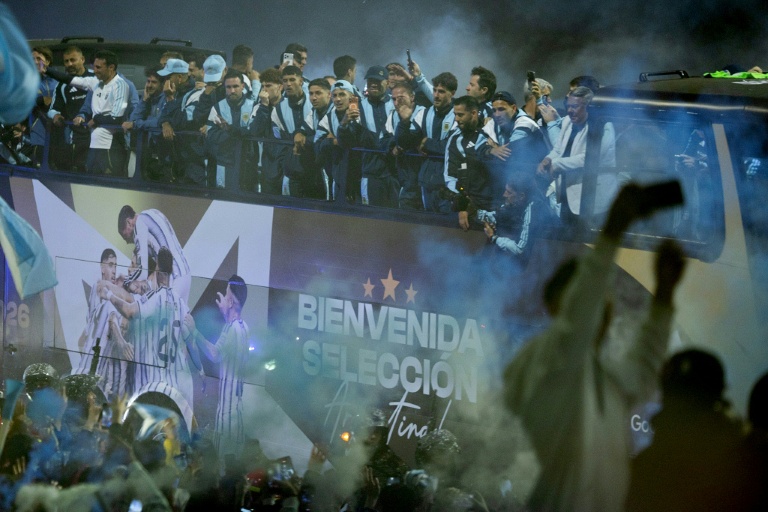 Les joueurs argentins, finalistes du Mondial, lors d'une parade sur un bus à impérial, le 20 juillet 2026 à Ezeiza