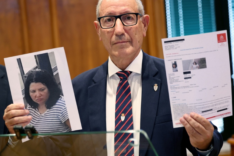 Le directeur de la Sûreté publique de Monaco, Eric Arella, présente la notice rouge émise par Interpol à l'encontre d'une ressortissante ukrainienne soupçonnée d'avoir posé une bombe à Monaco, blessant trois personnes, dont le magnat d'origine ukrainienne Vadim Ermolaev, lors d'une conférence de presse à Monaco, le 3 juillet 2026