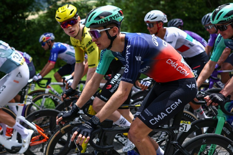 Paul Seixas dans le peloton de la 5e étape du Tour Auvergne-Rhone-Alpes entre Saint-Chamond et Villars-les-Dombes, dans le centre de la France, le 11 juin 2026