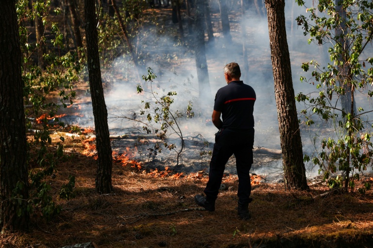 Un pompier surveille un feu à Lège-Cap-Ferret, le 29 juillet 2026.