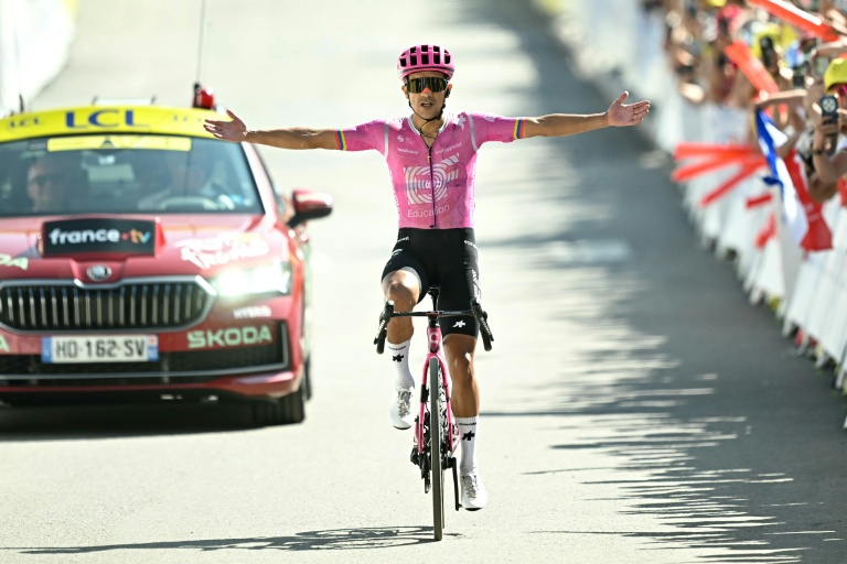 Richard Carapaz célébrant sa victoire à l'étape du Tour de France