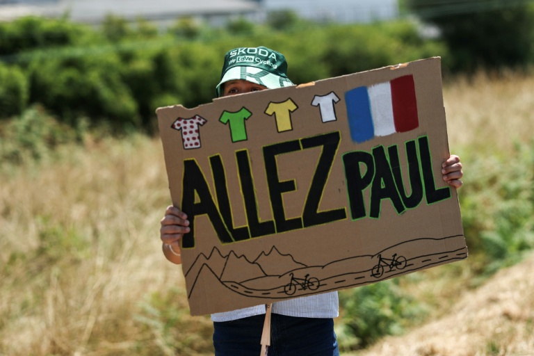 Un spectateur brandit une pancarte en soutien au jeune prodige Paul Seixas, lors de la 6e étape du Tour de France entre Pau et Gavarnie-Gèdre, le 9 juillet 2026