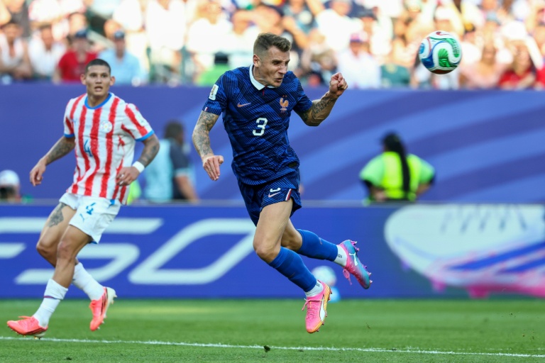 Le défenseur français Lucas Digne repousse de la tête un ballon lors du huitième de finale du Mondial victorieux face au Paraguay (1-0), le 4 juillet 2026 à Philadelphie