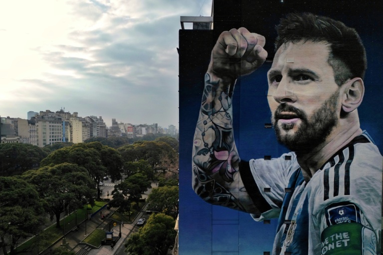 Une fresque murale réalisée par l'artiste Martin Ron représentant la star du football argentin Lionel Messi à Buenos Aires, le 17 juillet 2026