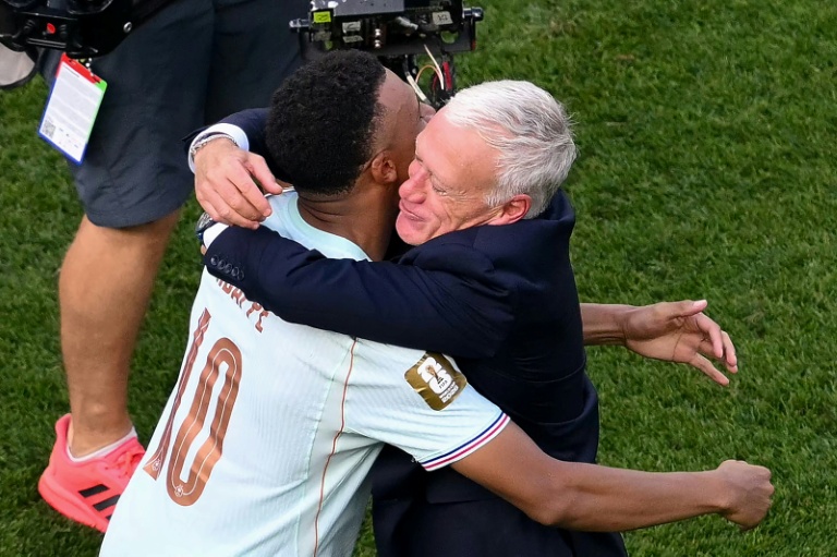 Kylian Mbappe dans les bras de Didier Deschamps après la victoire des Bleus en quart de finale de la Coupe du monde face au Maroc le 9 juillet 2026 à Foxborough