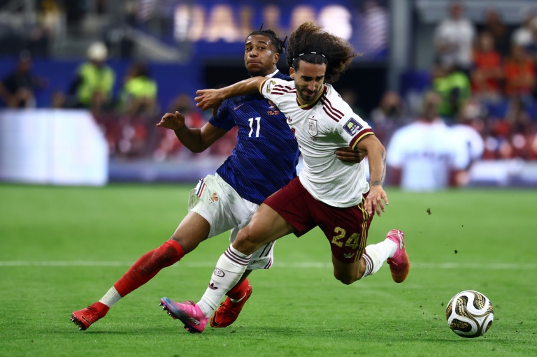 L'attaquant des Bleus Michael Olise au duel avec le défenseur espagnol Marc Cucurella, à Arlington, le 14 juillet 2026