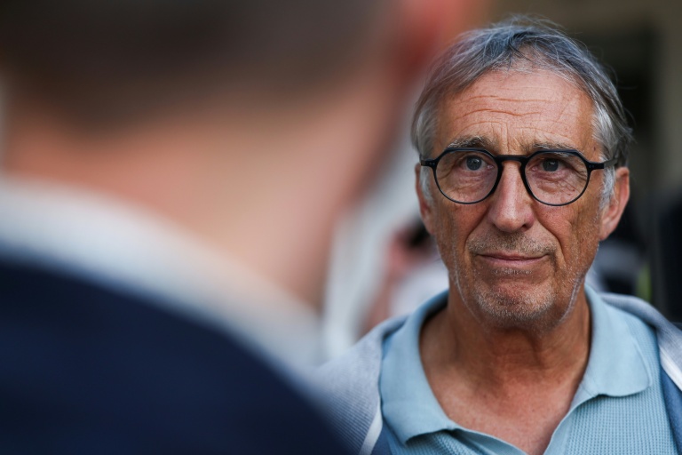 Le maire du Porge Martial Zaninetti devant une salle de la commune le 23 juillet 2026