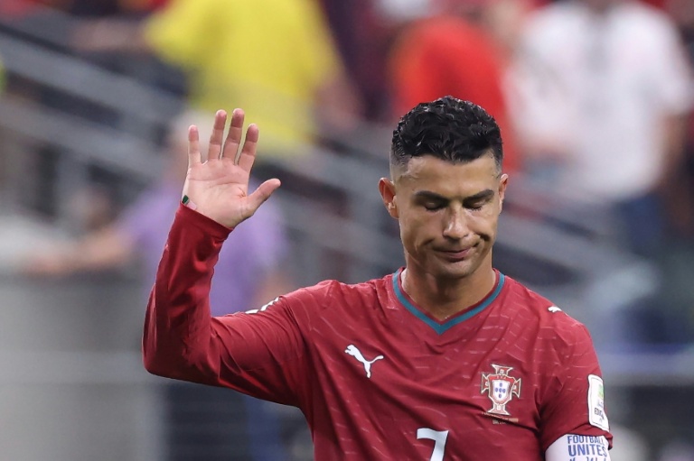 Cristiano Ronaldo salue les fans en quittant la pelouse après l'élimination du Portugal par l'Espagne, le 6 juillet 2026 à Arlington, près de Dallas