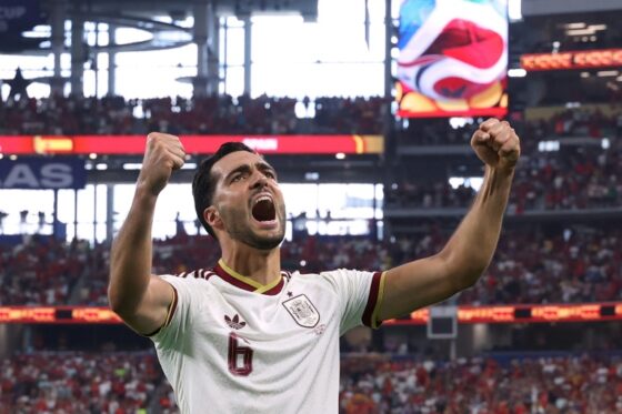 Mikel Merino célèbre après la victoire de l'Espagne contre le Portugal au Mondial-2026