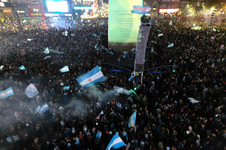 Cette vue aérienne montre les supporters argentins rassemblés après la défaite de l'Argentine en finale de la Coupe du monde de football contre l'Espagne, à Buenos Aires, le 19 juillet 2026