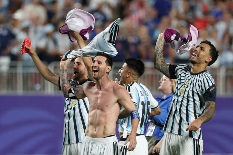 Des joueurs argentins célèbrent leur victoire en quart de finale du Mondial contre la Suisse.