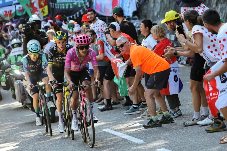 L'Équatorien Richard Carapaz (en rose), l'Américain Sepp Kuss (au milieu) et le Français Lenny Martinez (gauche) lors la 19e étape du Tour de France entre Gap et l'Alpe d'Huez le 24 juillet 2026