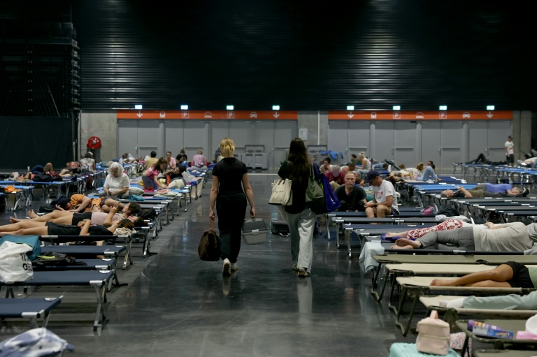 Dans un hall du parc des expositions de Bordeaux qui accueille des personnes évacuées en raison des incendies, le 25 juillet 2026 à Bordeaux